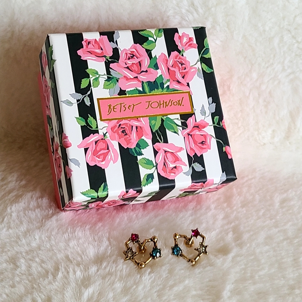 NWT ❤️🤍💙Betsey Johnson earrings